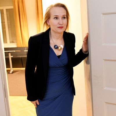Valtakunnansovittelija Minna Helle valtakunnansovittelijan toimistolla Helsingissä.