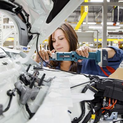 Työntekijä Uudenkaupungin autotehtaan kokoonpanolinjalla.