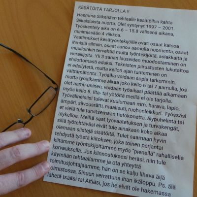 mies tutkii työpaikkailmoitusta