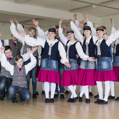 Kansantanssijoita Kaustisen Kalliopaviljongilla.