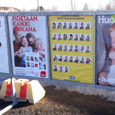 Vaalimainoksia Kaustisella.