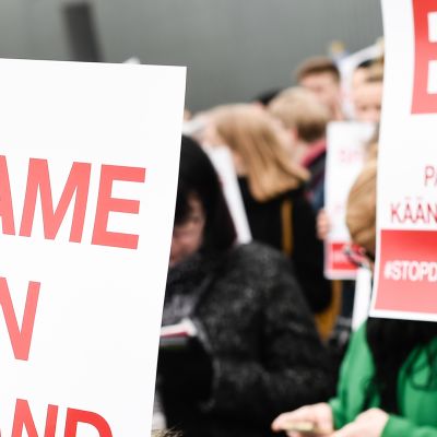 Laittomat karkoitukset lopetettava -mielenosoitus Kansalaistorilla.