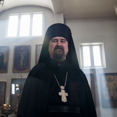 Ortodoksisen munkkiluostarin johtaja arkkimandriitta Sergei.