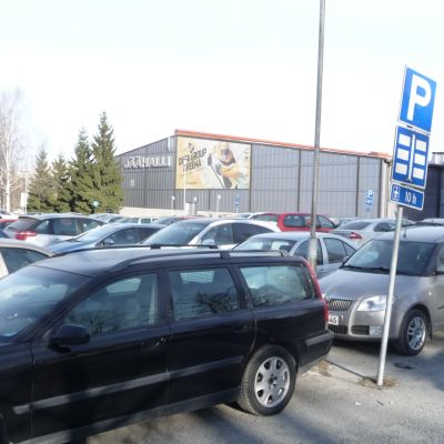 Kuopion jäähallin vieressä oleva pysäköintialue.