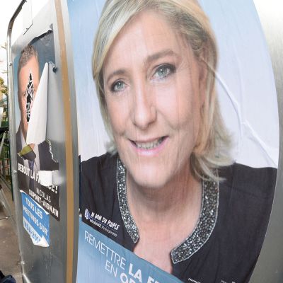 Marine Le Penin vaalimainos Henin-Beaumont'n äänestyspaikan edustalla Pohjois-Ranskassa 23. huhtikuuta.
