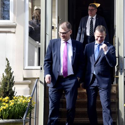 Juha Sipilä ja Petter Orpo, taustalla Timo Soini.
