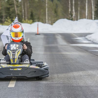 Aatu Moilanen ajaa karting-autolla
