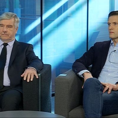 Toimi Kankaanniemi (ps.) ja Sinuhe Wallinheimo (kok.) Yle Jyväskylän Nettistudiossa.