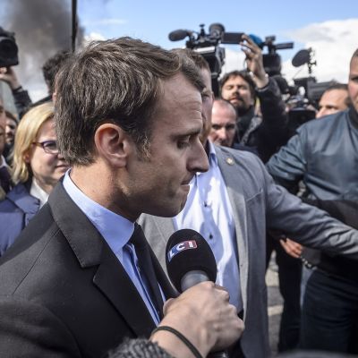Emmanuel Macron kuvattuna vieraillessaan Whirlpoolin tehtailla Amiensissa 26. huhtikuuta.