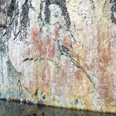 Suomussalmen Hossan Värikalliossa on tuhansia vuosia vanhoja kalliomaalauksia.