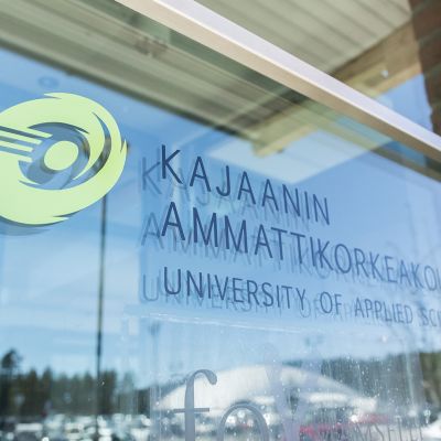 Ikkuna jossa Kajaanin ammattikorkeakoulun logo