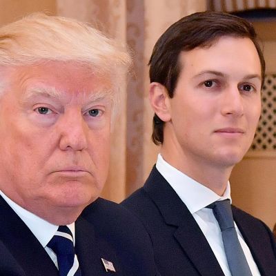Yhdysvaltain presidentti Donald Trump kuvattuna vävynsä, presidentin neuvonantaja Jared Kushnerin kanssa Italian valtiovierailunsa aikana Roomassa 24. toukokuuta.