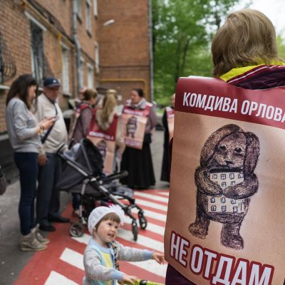 Asukkaat ovat painattaneet liivit tekstillä 'Emme anna taloamme'.