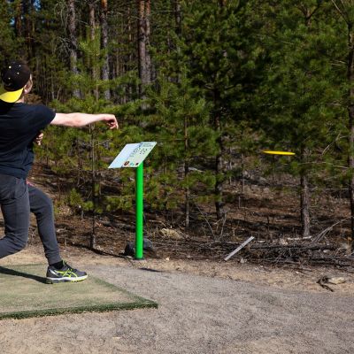 Frisbeegolfia.
