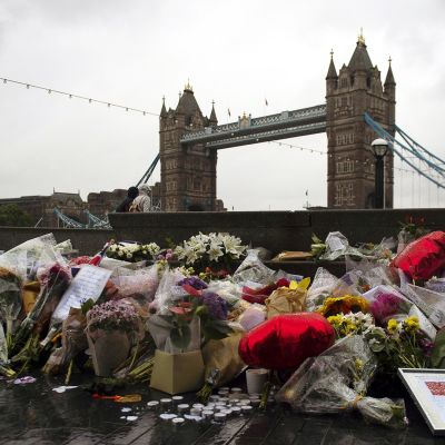 Kukkia London Bridgen edustalla Lontoossa.