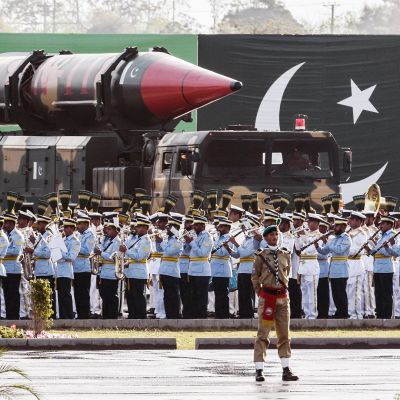Pakistanin armeija esittelee ydinkärkeä sotilasparaatissa Islamabadissa.