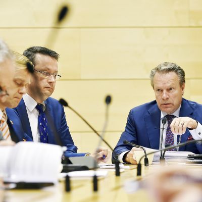 Puolustusvaliokunnan puheenjohtaja Ilkka Kanerva ja valiokunnan muita jäseniä eduskunnan puolustusvaliokunnan tiedotustilaisuudessa Helsingissä.