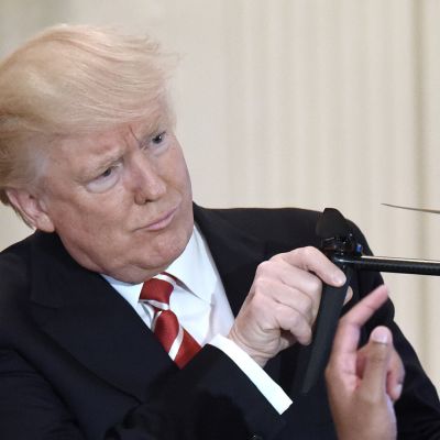 Donald Trump tutustuu pienoiskopterin toimintaan.