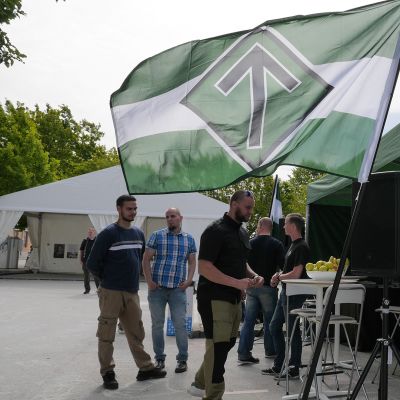 Pohjoismainen vastarintaliikkeen edustajat seisoskelevat teltallaan odottamassa kiinnostuneita.