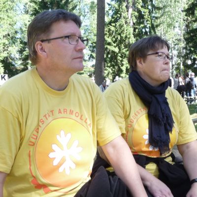 Jaana ja Jarmo Tarkkonen ovat herättäjäjuhlilla talkootöissä kolehdinkantajina