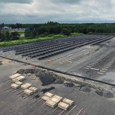 Aurinkopaneelit tulevat peittämään koko asfalttikentän sekä alueita sen ympäriltä Atrian tehtaalla Nurmossa.