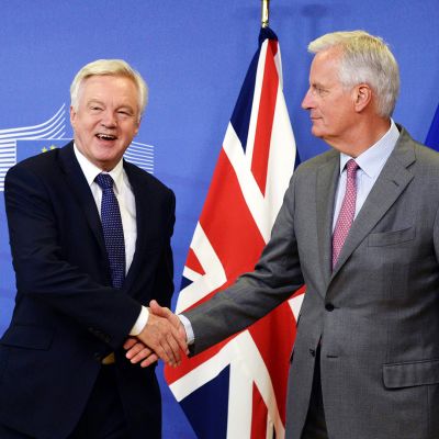 Brittien brexit-neuvottelija David Davis ja EU-neuvottelija Michel Barnier kättelevät.