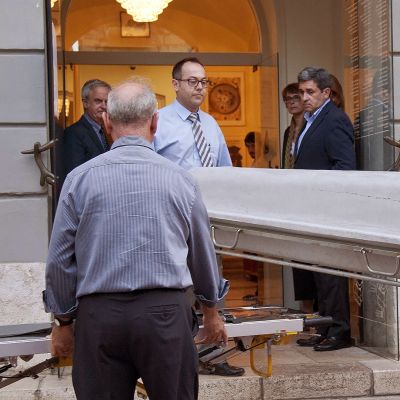 Dalìn jäännöksiä kannetaan arkussa tutkittavaksi.