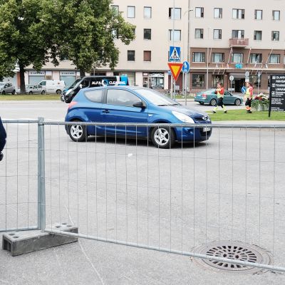 Poliisi valvomassa likennettä savonlinnan keskustassa.
