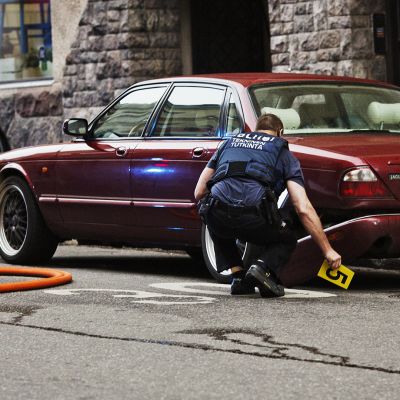Poliisi tutkii autoa, jolla ajoi jalankulkijoiden päälle.