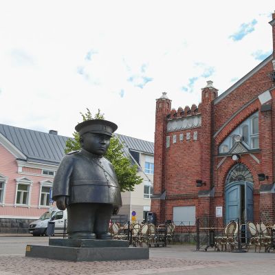 Oulun Toripolliisi patsas.