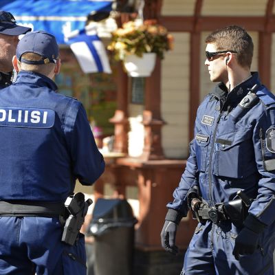 Poliiseja aseineen.