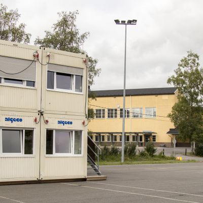 Akaan Viialan parakkikoulu. Taustalla vanha käytöstä poistunut keskustan koulu