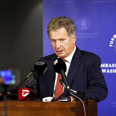 Presidentti Sauli Niinistö lehdistötilaisuudessa Suomen suurlähetystössä Washingtonissa.