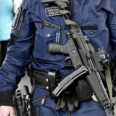 LKS 20170901 Poliisi partioi konepistooli esillä Helsinki-Vantaan lentoasemalla Vantaalla 13. huhtikuuta 2017