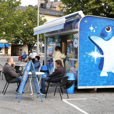 Asiakkaita Valion jäätelökioskilla Lappeenrannassa.