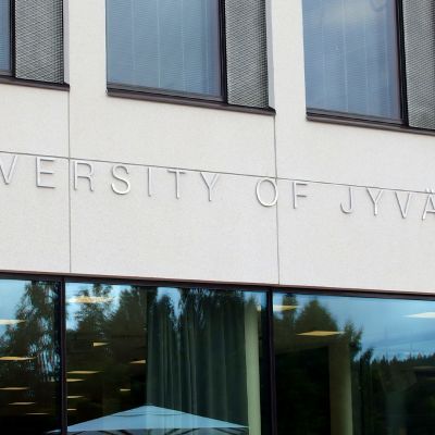 University of Jyväskylä -teksti Ruusupuisto-rakennuksen seinässä.