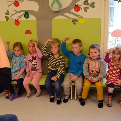 Päiväkotilapset lukevat ruokalorua