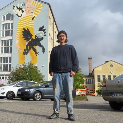 Eero Lampinen uuden teoksensa vierellä.