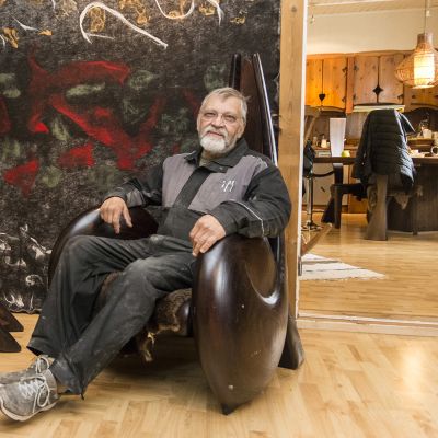 Kaj Fagerroos istuu olohuoneessaan.