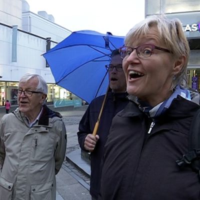 Osa maratonkonsertin laulajista yllätti laululla perjantaiamun ohikulkijoita Jyväskylän kävlykadulla.