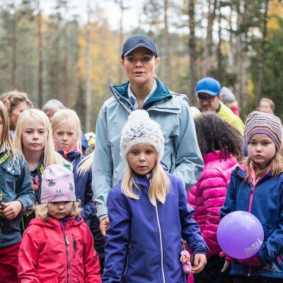 Kruununprinsessa Victoria lasten kanssa vaelluksella 6.10. Skellefteåssa.
