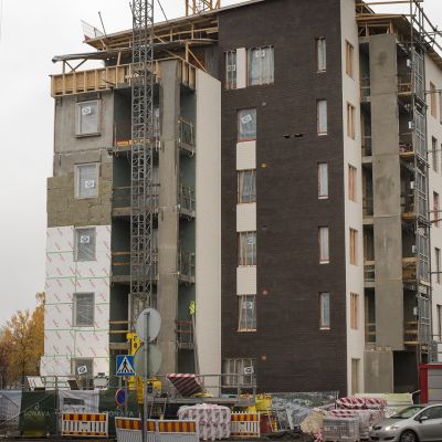 Rakennustyömaa Oulun Höyhtyällä vanhalla sanomalehti Kalevan tontilla 16.10.207.