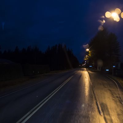 Pimeä ja märkä tie imaisee ajovalojen tehon.