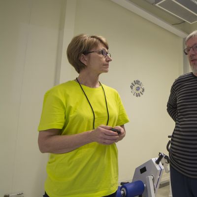 Pirjo Komulainen opastaa kuopiolaista Hannu Valtosta.