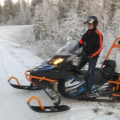 Sähkömoottorikelkan erikoistekniikka eli moottori, voimansiirto ja akusto kätkeytyy vakiomallisen moottorikelkan sisään.