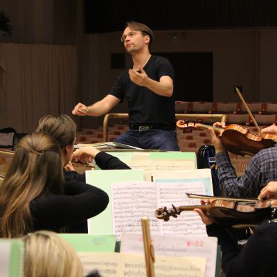 Pietari Inkinen johtaa orkesteria istualtaan. 
