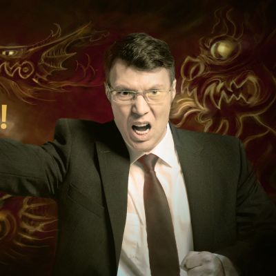 Vihainen mies huutaa ja osoittelee, takanaan erilaisia hirviöitä. Artikkelin kuvituskuva.