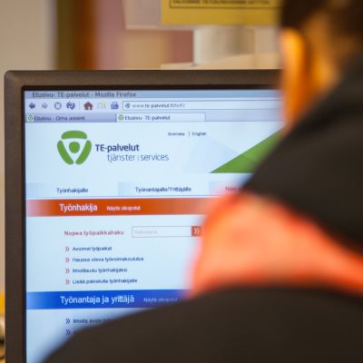 Työnhakija selaa te palveluita verkossa.