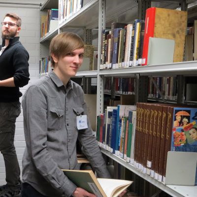 Kirjaston harjoittelijat hoitavat varastokirjoja