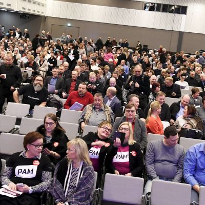 SAK:n liittojen edustajia liittokokouksessa Helsingin Messukeskuksessa.
